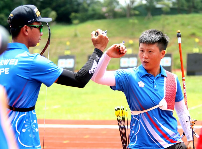 雷千瑩和魏均珩比賽中互相打氣，勇闖亞洲盃射箭賽反曲弓混雙金牌戰。林嘉欣／攝影。