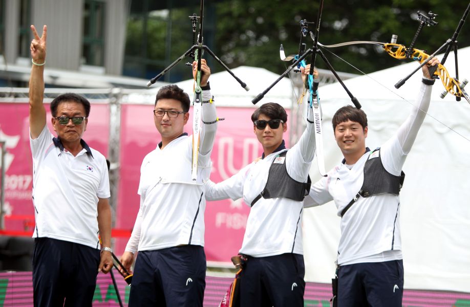 南韓隊奪得世大運男子反曲弓團體賽金牌。臺北世大運組委會／提供。