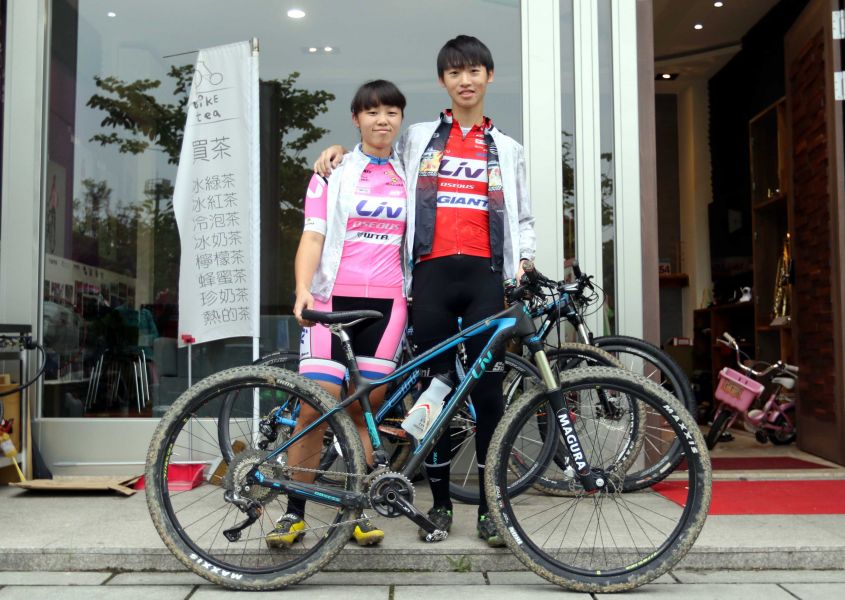 何翊慈(左)和弟弟何彥誼都是登山車好手。林嘉欣／攝影。