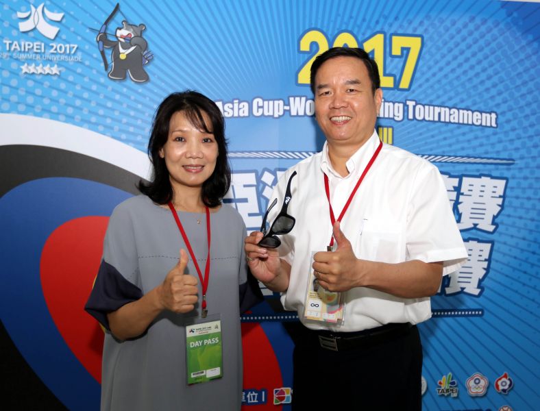 720armour副總許美惠(左)很佩服射箭協會副理事長邱炳坤推展射箭的貢獻。林嘉欣／攝影
