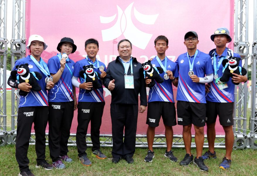 中華奧會主席林鴻道（中）慰勉獲得二銀的中華反曲弓男女代表隊。臺北世大運組委會／提供。