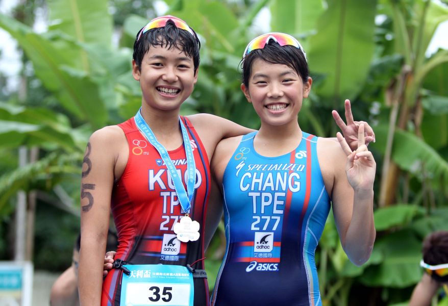 天利盃鐵人賽女子組冠軍郭家齊(左)和亞軍張綺文。中華民國鐵人三項協會／提供。
