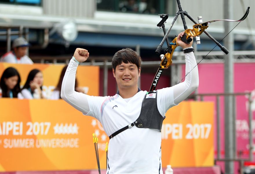 南韓李承潤(Lee Seungyun)射得男子反曲弓團體賽、混雙及個人賽三面金牌，是最大贏家。臺北世大運組委會／提供。