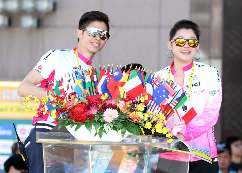 紀怡如和弟弟紀冠宇聯手主持2018國際自由車環台賽。林嘉欣／攝影。