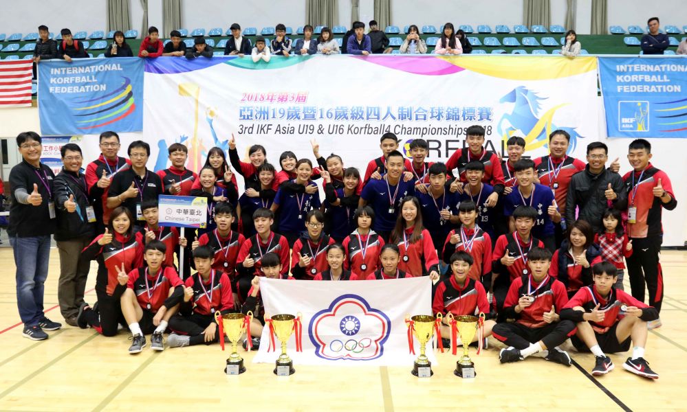 包下第三屆亞洲U19暨U16亞洲四人制合球錦標賽金牌的中華U16、U19 單籃、雙籃代表隊開心合影。林嘉欣／攝影。