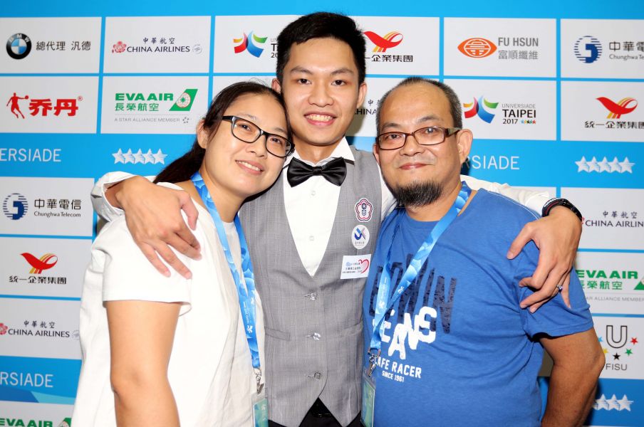 許睿安拿下男子9號球單打金牌後跟雙親擁抱。臺北世大運組委會／提供。
