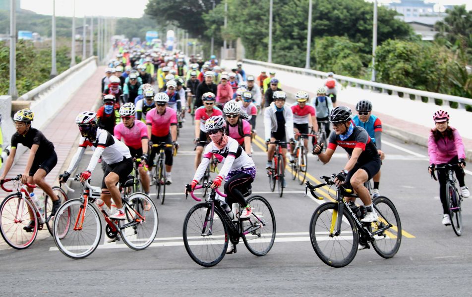 環北海岸挑戰隊出發。中華民國自行車騎士協會／提供。