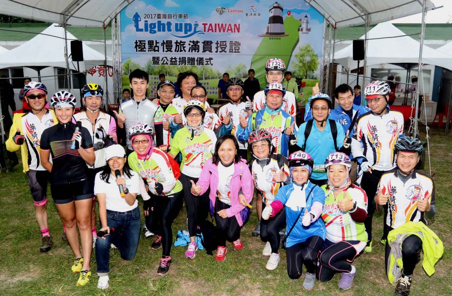由藥師組成的「藥騎隊」，開心和大家合影。中華民國自行車騎士協會／提供。
