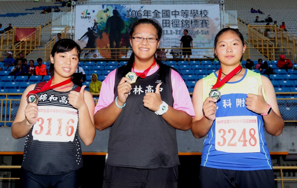 高中女子鏈球(4kg)決賽，新北樹林高中許湘婷(中)、國立北科附工洪吉嫻(右)都打破大會紀錄。林嘉欣／攝影。