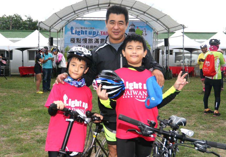 林進財帶著兒子林家樂(右)和林家葆一起來騎車。中華民國自行車騎士協會／提供。
