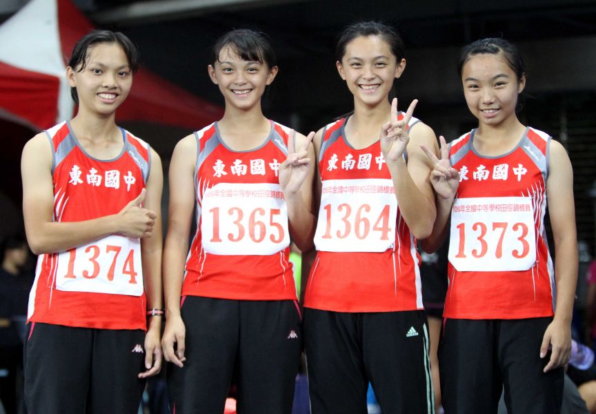 國女4x100m接力預賽，張秝羚(右二)，跟隊友王怡婷、雙胞胎妹妹張秝榕(左二)和廖羿蕙聯手破大會。林嘉欣／攝影。