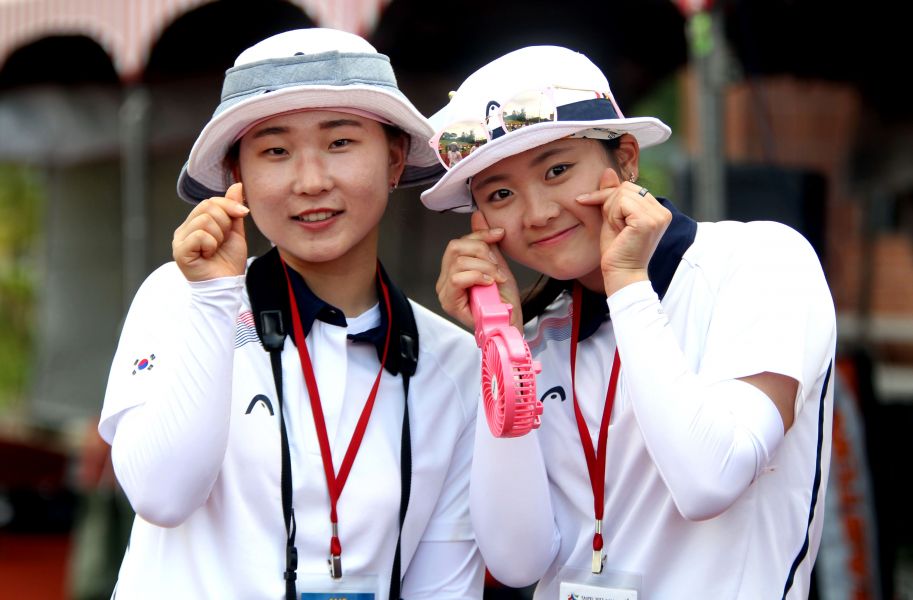 南韓「國旗妹」金旻瑞(右)隨身攜帶小風扇降溫。林嘉欣／攝影。