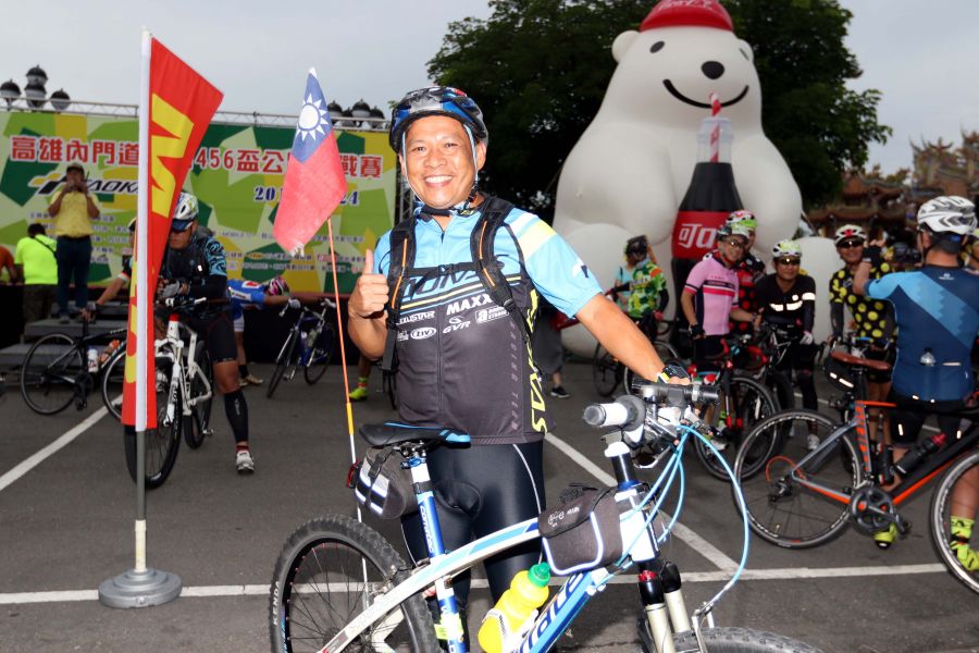 郭俊宏帶著小國旗參加挑戰。高雄市自由車協會／提供。