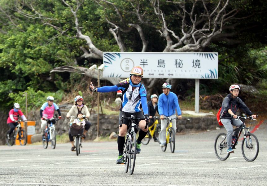 車友們開心騎進半島秘境。中華民國自行車騎士協會／提供。