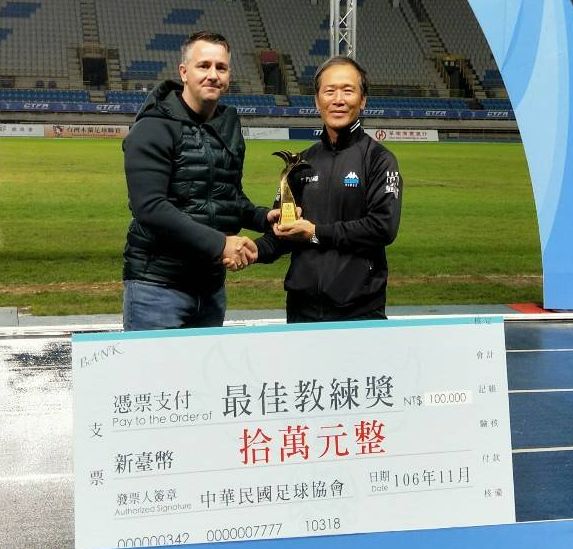 大同隊教練強木在獲得最佳教練。中華民國足球協會提供