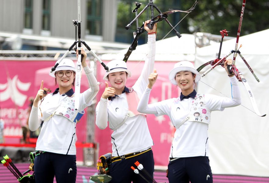 奪得女子反曲弓團體賽冠軍的南韓隊，陣中崔美善(右)在世大運射破世界紀錄。林嘉欣／攝影。