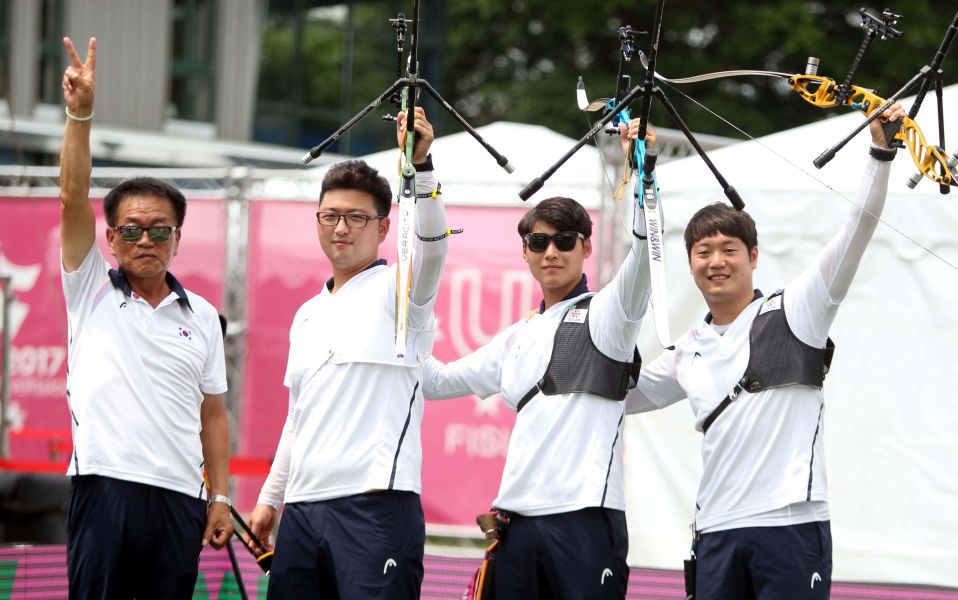 里約奧運反曲弓男團金牌成員金優鎮(左二)、李承潤(右)和隊友李雨錫之間是既是隊友也是對手。林嘉欣／攝影。