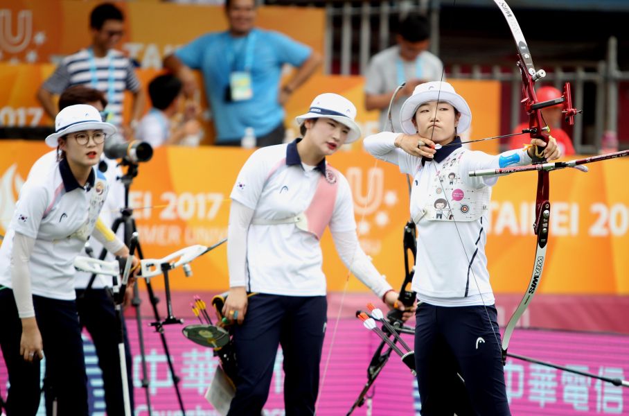南韓隊在女子反曲弓金牌戰加射時，連射三支十分箭奪走冠軍。林嘉欣／攝影。
