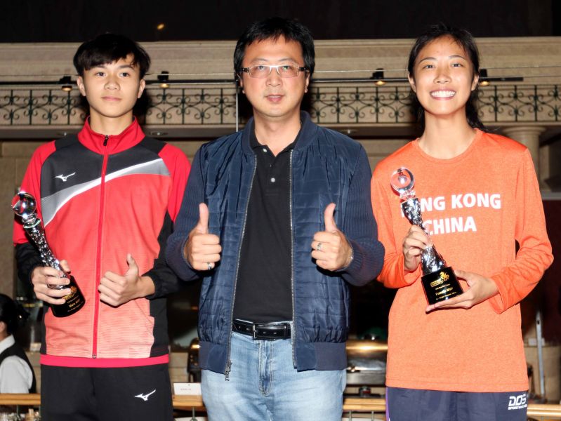 U16單籃賽MVP中華隊陳佑新(左)和香港林穎嘉(右)。林嘉欣／攝影。