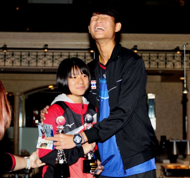 U16雙籃賽MVP泰國派查萊俳(右)和中華隊蔡佩均被大家拱著要抱一下。林嘉欣／攝影。