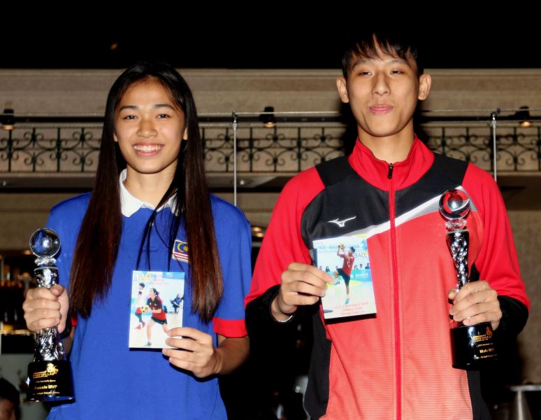 U19雙籃賽MVP中華隊林聖傑(右)和馬來西亞胡雪茔。
