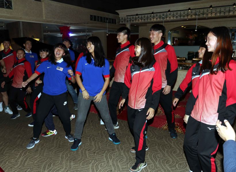 中華合球隊在頒獎晚宴上帶動唱跳，將氣氛炒得超嗨。林嘉欣／攝影。