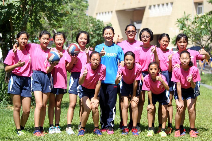 三峽國小教練盧桂貞(中)是第一屆前鎮國中女排隊成員。林嘉欣／攝影。