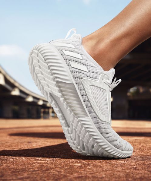 全新climacool酷涼跑鞋，360度透氣讓雙腳邊跑邊呼吸，突破所有困境跑向巔峰！.adidas提供