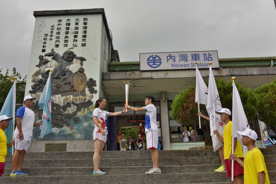 新竹縣火炬手張珈鳳與張洧綝於內灣車站進行聖火傳遞。台北世大運組委會提供