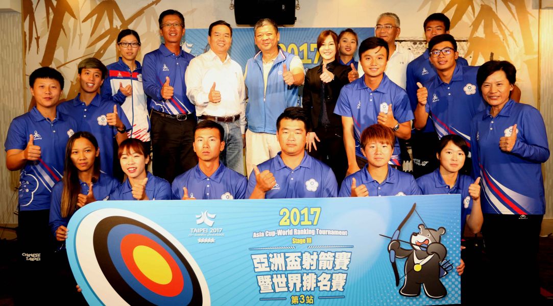 中華射箭協會理長事長祝文宇(後排左四)頒發獎金給在世界盃獲得佳績的中華射箭好手。林嘉欣／攝影。