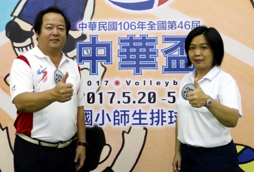 中華盃國小排賽鬧裁判荒，國際裁判朱光榮(左)和鍾青如情義相挺。林嘉欣／攝影。