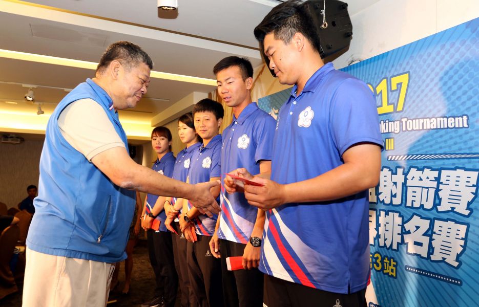 中華射箭協會理長事長祝文宇頒獎金給在世界盃獲金的中華射箭好手。林嘉欣／攝影。