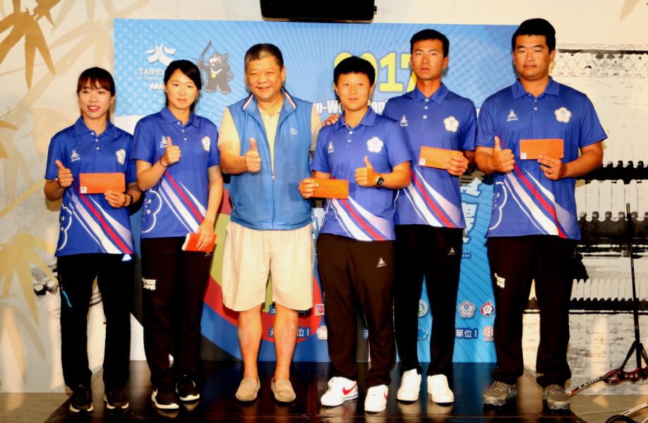 中華射箭協會理長事長祝文宇(左三)頒獎金給在世界盃獲得佳績的中華射箭好手。林嘉欣／攝影