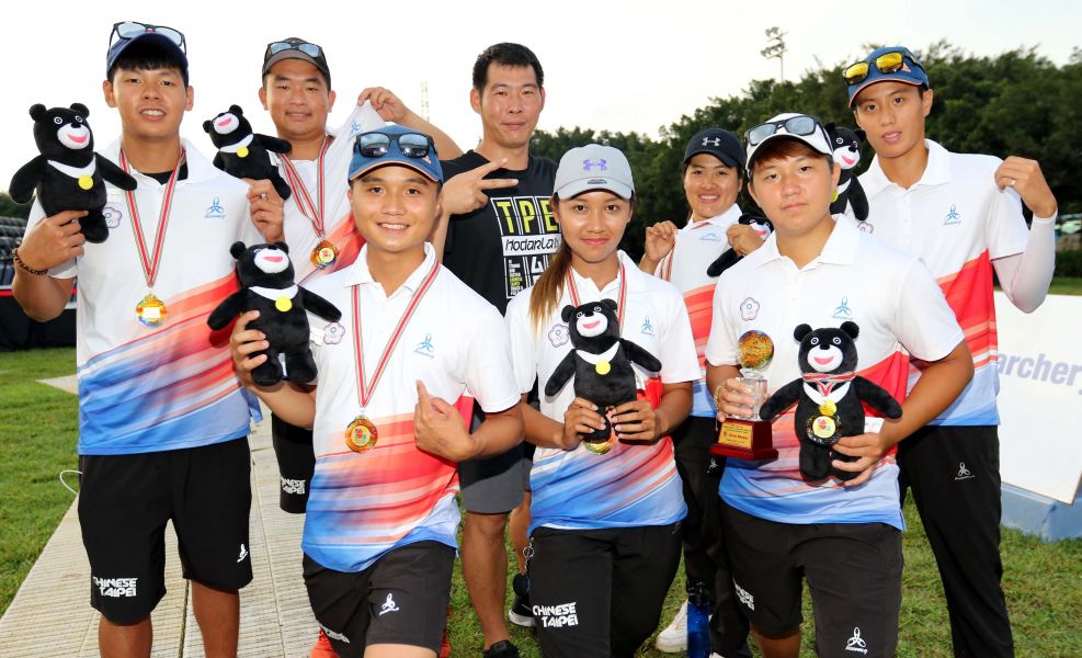 威達運動公司董事長陳鴻傑(右四)很開心看到中華隊穿著他們做的衣服上台領獎。林嘉欣／攝影。