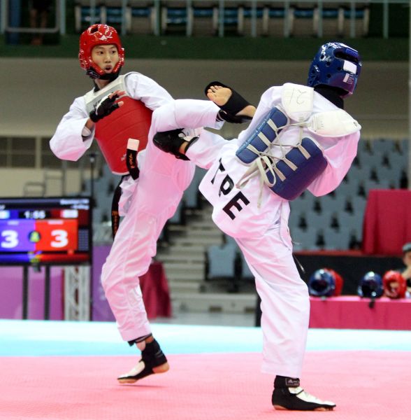王晨宇（左）奪得男子54公斤級冠軍。2017臺北世大運組委會／提供。
