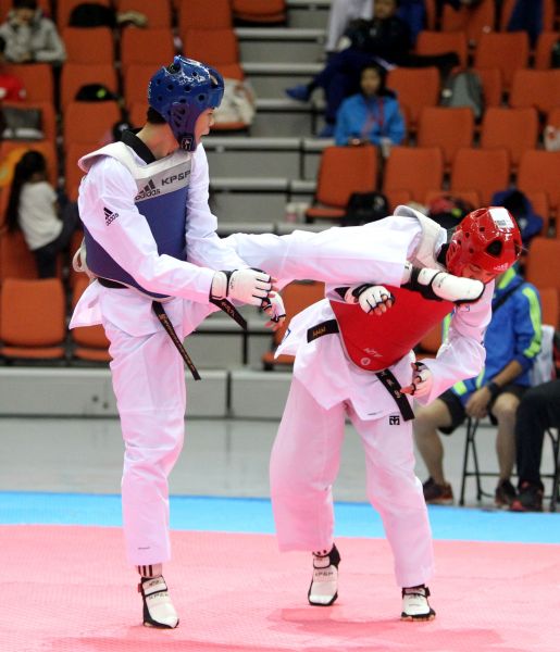 黃鈺仁（左）擊敗南韓選手，奪得男子68公斤級金牌。2017臺北世大運組委會／提供。