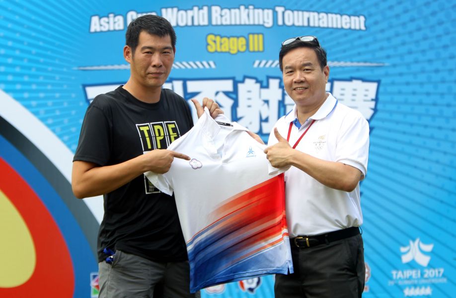 中華射箭協會副理事長邱炳坤(右)對陳鴻傑的威達公司承作的中華隊衣服評價很高。林嘉欣／攝影。