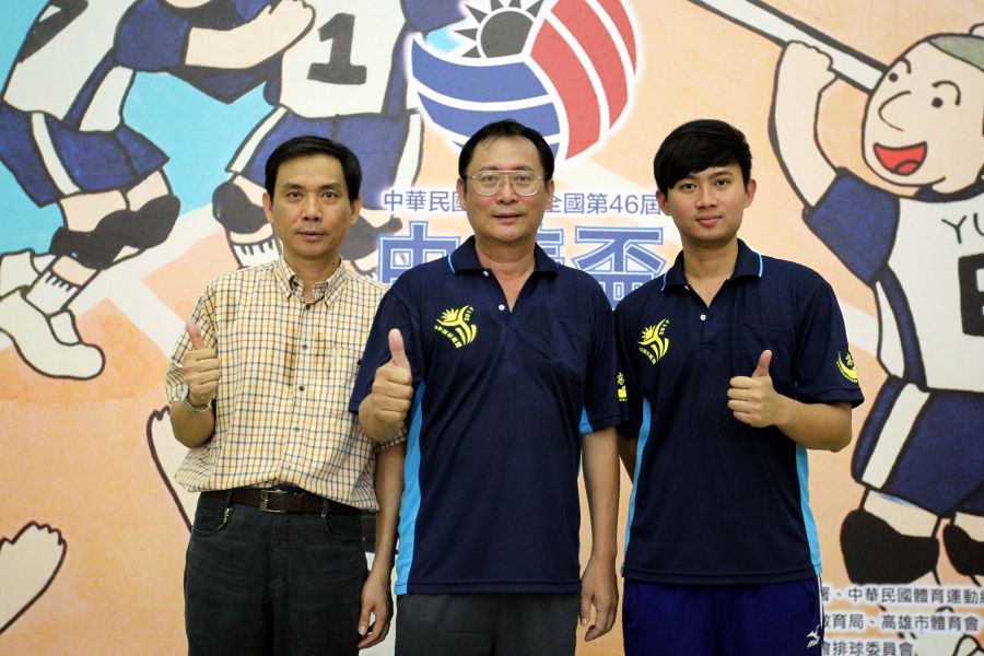 高市排委會主委黃煥永(左起)的哥哥黃煥民和兒子黃弘欽都是排球人。林嘉欣／攝影。