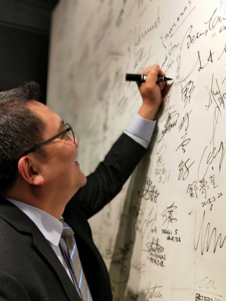 理事長林湧成在日本足球博物館簽名。中華民國足球協會提供