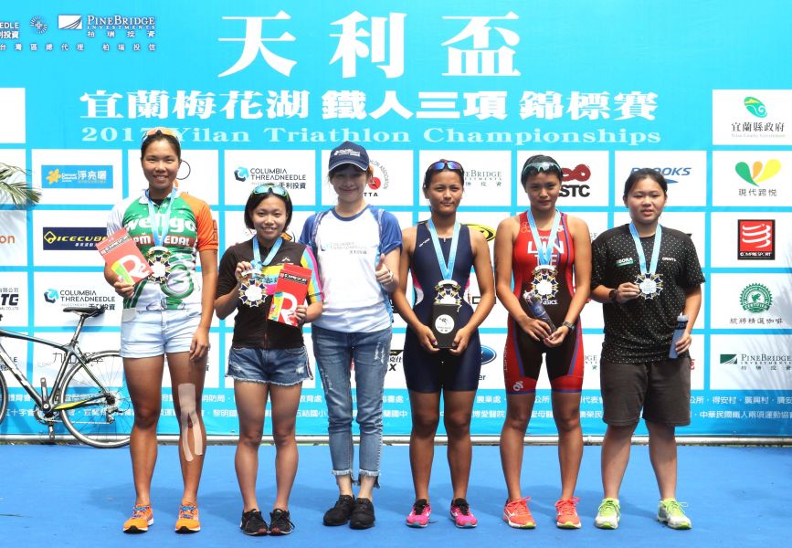 天利盃鐵人賽女子組半程賽頒獎。中華民國鐵人三項協會／提供。