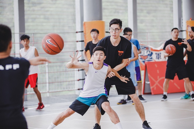 中華男籃代表隊的球員陳冠全及范士恩擔任此次RISE ACADEMY助理教練，消費者在他們帶領下實際進行攻守練習。NIKE提供