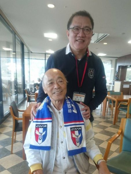 足協理事長林湧成親自探訪黑田教練。中華民國足球協會提供