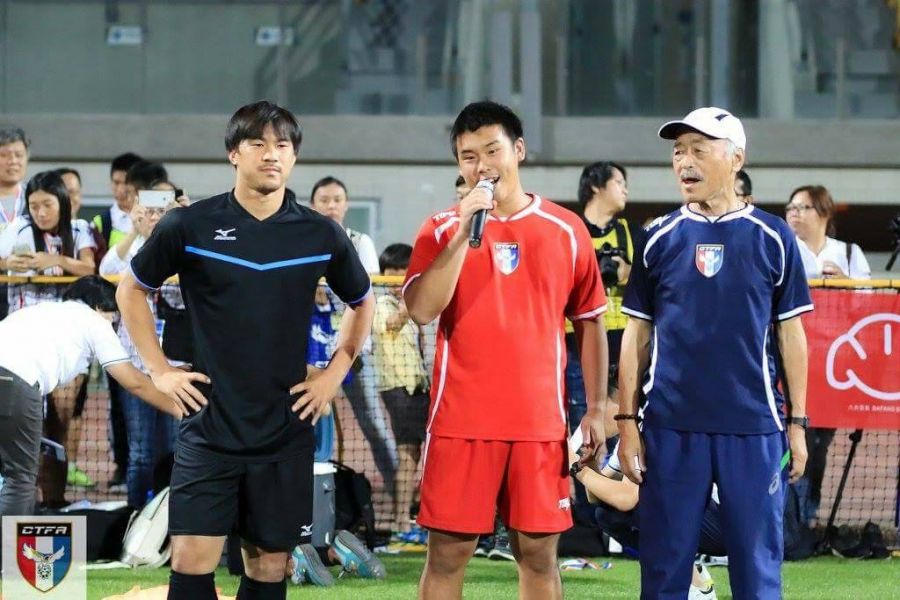 黑田和生(右1)在今年7月高徒岡崎慎司(左1)還來台力挺。中華民國足球協會提供