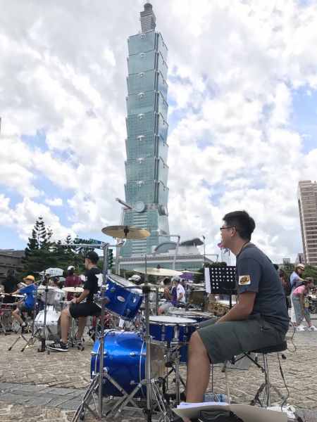 2017搖滾世大運今(2)日在臺北市政府前市民廣場，共演歌曲。