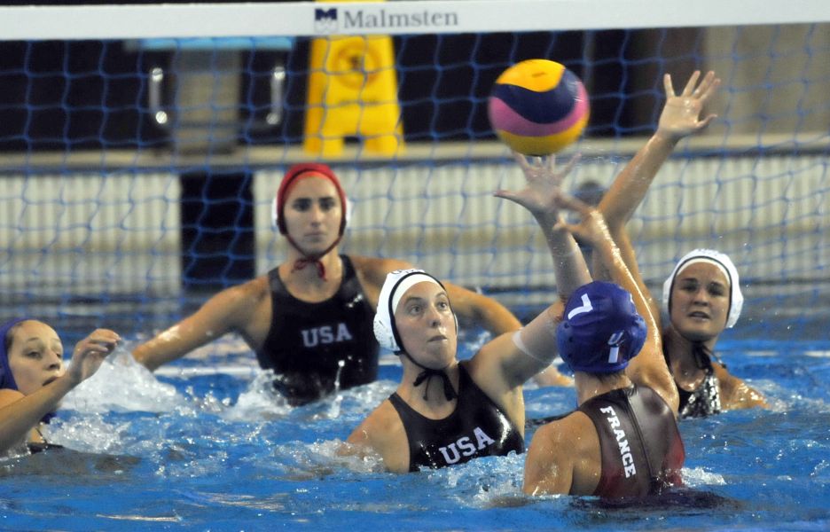 臺北世大運女子水球賽，法國與美國隊對戰。大會提供