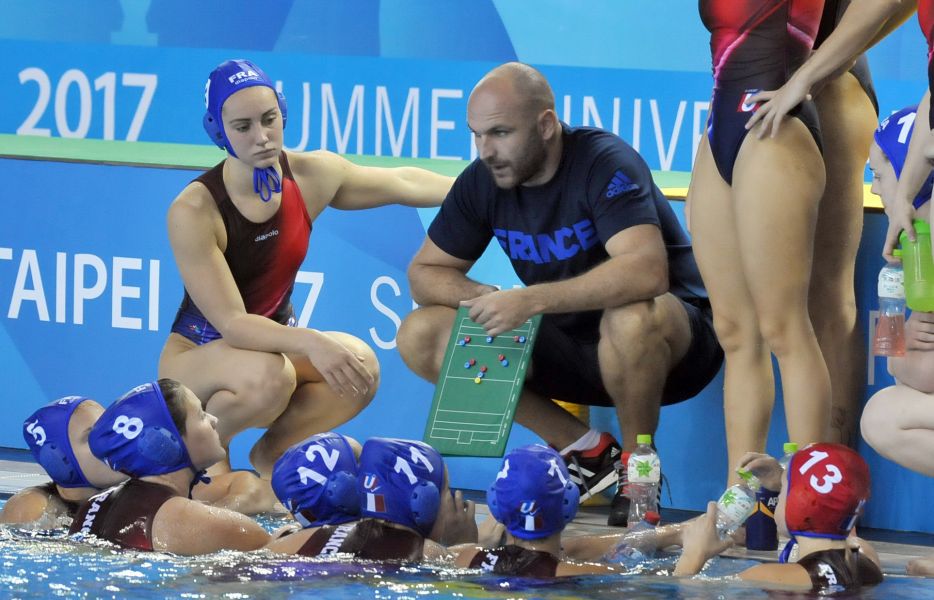 法國女子水球隊聽從教練戰術指示。大會提供