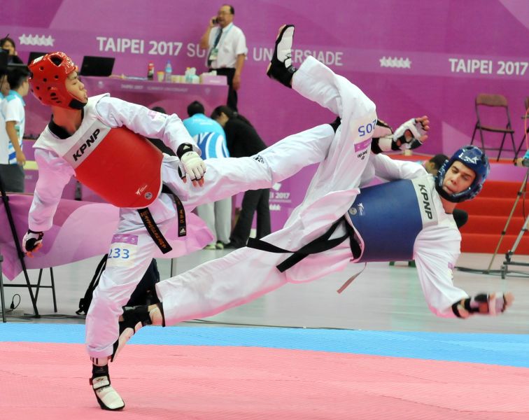 男子跆拳道63-68公斤級中華隊黃鈺仁對戰俄羅斯選手。圖/2017世大運組委會提供