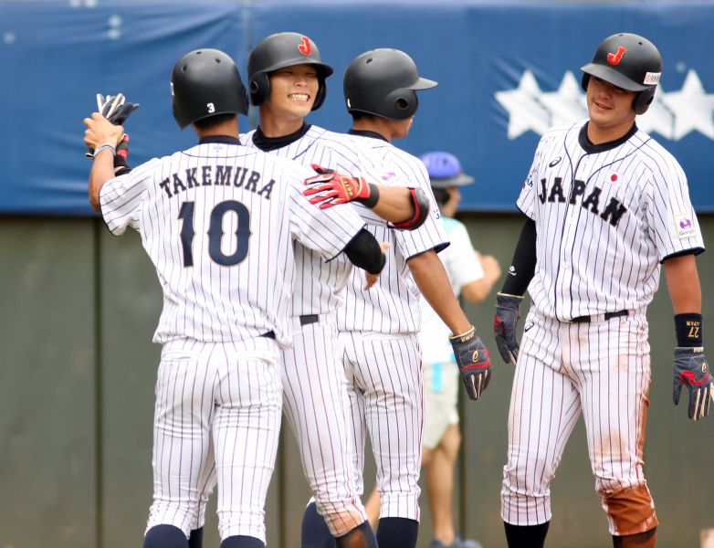 世大運棒球日本隊中川圭太（左二）擊出逆轉滿貫砲後與隊友慶祝。圖/2017世大運組委會提供
