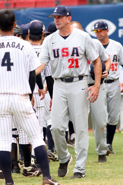 日本與美國隊成員賽後與日本隊握手致意（圖中21號為美國隊總教練Rick_Helle）。圖/2017世大運組委會提供