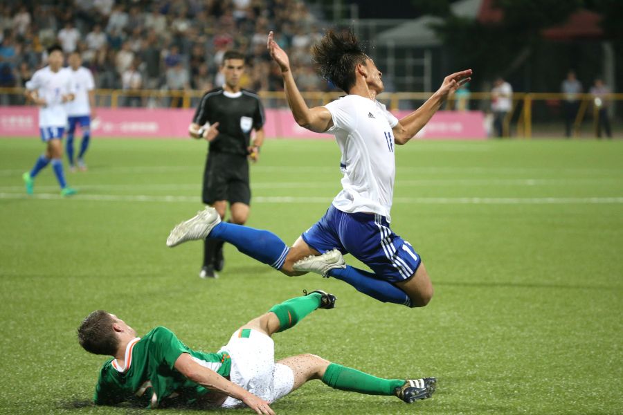 男足中華隊李茂（白衣）閃過愛爾蘭球員鏟球。圖/2017世大運組委會提供